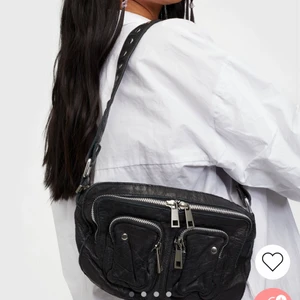 Nunoo väska - Säljer min super snygga nunoo väska som tyvärr inte kommit till användning🤍 den har två band, ett som man kan reglera och ha som cross body! Den är i skinn material och är modellen Ellie washed! Köpte den för 1399kr, pris kan diskuteras🤍