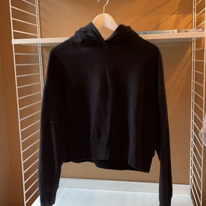Svart hoodie zara - Svart hoodie från zara, lite kortare i modellen