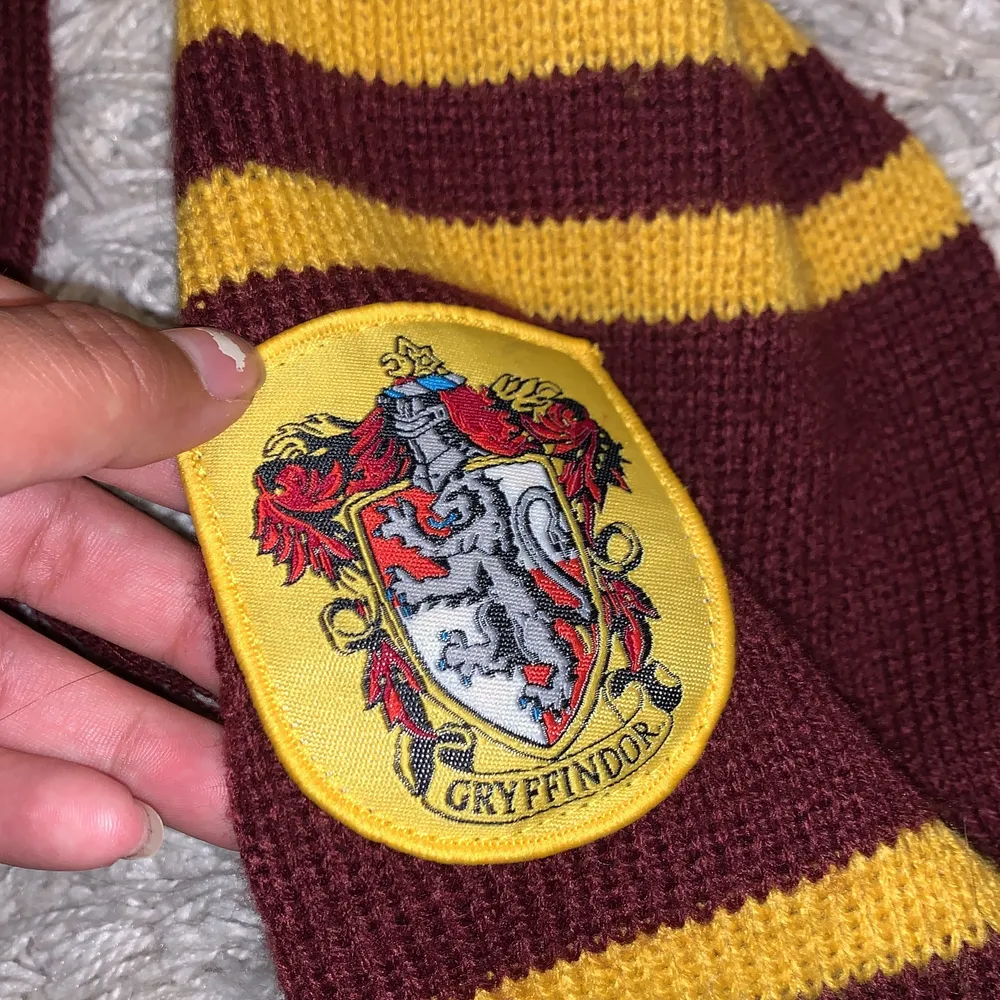 Griffindor scarf köpt på Harry Potter the exibition i Norrköping❤️ används inte längre då jag är slytherin . Accessoarer.