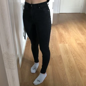 Svarta jeans från na-kd  - Svarta jeans från na-kd, storlek 34, endast använda vid två tillfällen. 100kr + frakt (66kr)