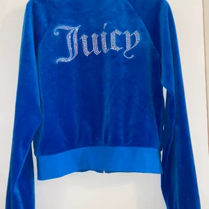 juicy kofta  - säljer denna juicy koftan, ALDRIG använd pga för liten o storlek beställde den för 1100kr. skriv till mig om du är intresserad av fler bilder osv. ni kan gärna skriva till mej hur mycket ni hade velat ha den för så kan vi diskutera❤️köparen står för frakt annars möts ja upp i gbg 