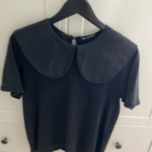 Zara T-shirt - Säljer denna svarta T-shirt med en slags krage. Tröjan är ifrån Zara och är i storlek S💖 Säljer för 100kr
