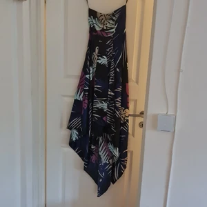 Klänning  - Tubtopp klänning längre baktill. I fint använt skick. 