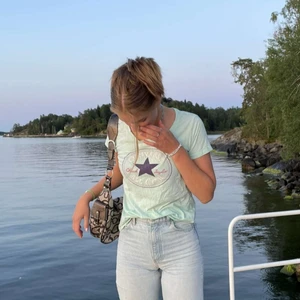 CONVERSE T-SHIRT - Superfin turkos all star converse t-shirt i stl M💫💖 Anväbd men i bra skick och skötn mjukt tyg. Supersnygg till sommaren eller tidig höst!🥰 