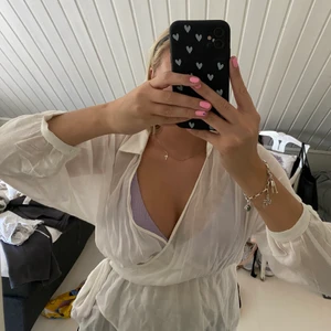 Linne skjorta  - Tunn linne skjorta/blus från zara, jättefin att ha över en bikini! Aldrig använd med lappen kvar, storlek s🤍 100kr+frakt