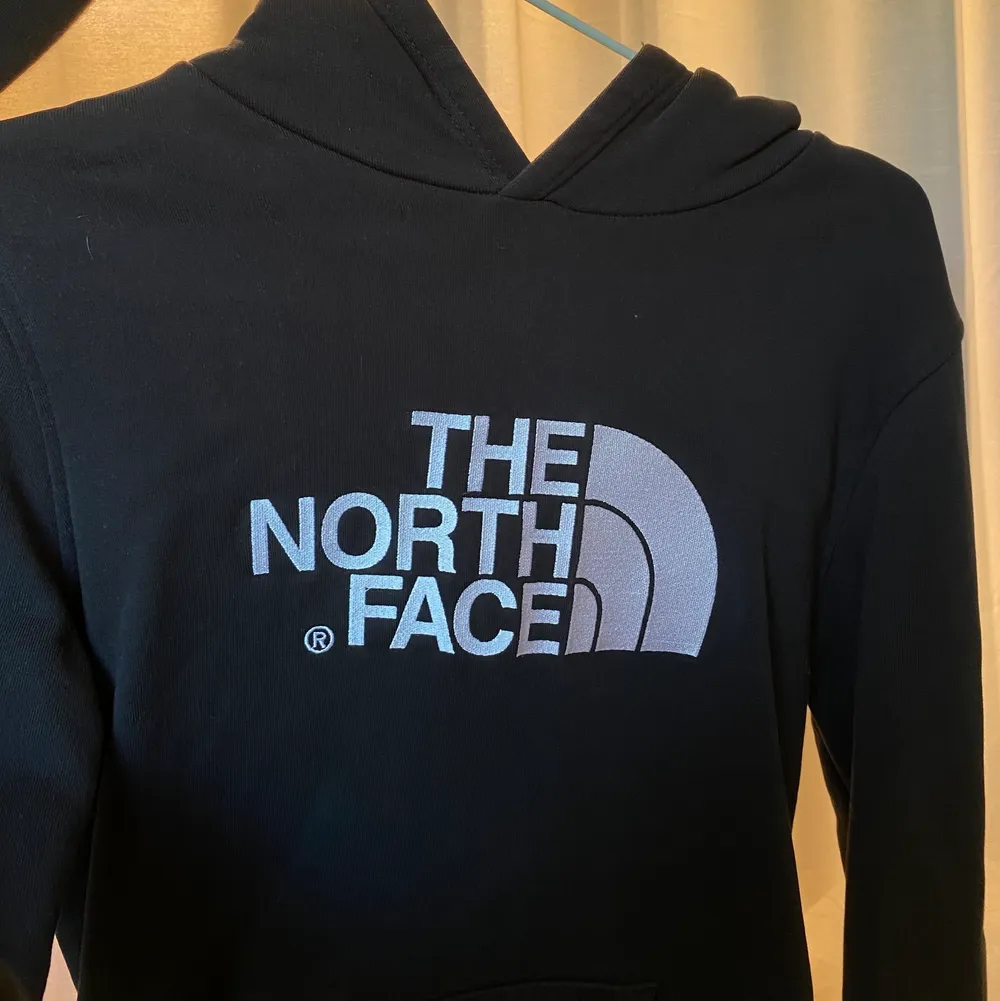 Svart hoodie från The north face men tryck i fram. Storlek XL i junior så sitter som en M. Inte alls mycket använd, använd ca 5 gånger. Inga noppror eller defekter. Köpt för 499kr. Skriv för mer information eller bilder ☺️. Hoodies.