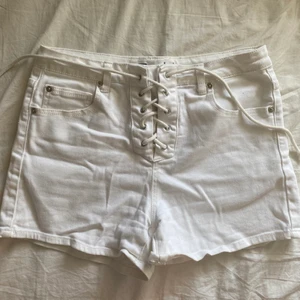 Vita shorts - Vita shorts från New Yorker || Känns mer som M i storleken 