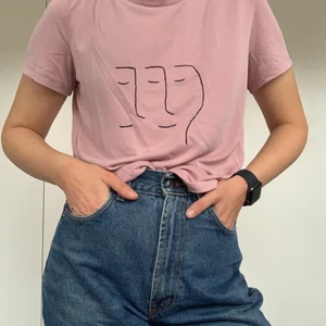 Rosa t-shirt  - Rosa t-shit som jag har broderat ett motiv på. Färgen är gammalrosa och mycket fin. Denna t-shirt har gett mig många komplimanger och det hoppas jag att du också ska få när du bär den 😍🌸 #tshit