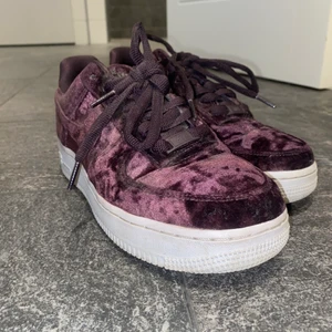 Nike air force 1 - Säljer dessa Nike air force 1, strl 39, i lila sammet då de inte kommer till användning. De är sparsamt använda, knappt använda utomhus och i bra skick. Kan ibland mötas upp eller fraktar mot fraktkostnad.