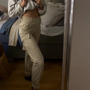 Cargo byxor - Cargo byxor i beige från Ginatricot, bra skick