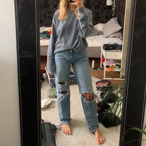 Jeans - Populära Blåa jeans från Gina tricot, använt några ggr. Säljer pga för liten i midjan för mig tyvärr. Köparen står för frakt om it mötas upp i stan