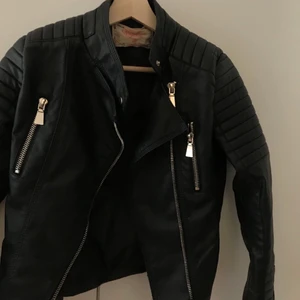 Skinnjacka från chiquelle - Superfin skinnjacka från chiquelle som passar nu till hösten, säljer då jag inte använder den längre den är i superbra kvalite och ser ut precis som en ny, storlek S💕