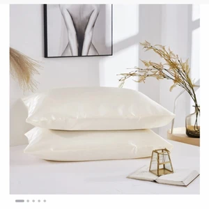 Silke örngott - Silk satin pillow case - Silke örngott, bekvämt och smidigt, minskar skador på håret, mycket mjukt och glänsande, dess lyster kan lysa på natten, använder till att sova, lämplig för Queen / Standard / KING säng. Material: konstgjord sidan Stil: enfärgad enkel Storlek: 51 * 76cm Tvättanvisningar: tvätta bara med mild tvål och varmt vatten eller torka av med en fuktig trasa, köparen står för frakten som är 12kr