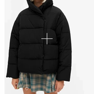 MONKI Wrap front puffer jacket - svart stilig pufferjacka från MONKI😍!! stilren och fräsch högkrage och puffiga armar kan aldrig gå fel, har endast haft på mig den några få gånger under vissa sammanhang annars är den ren och fräsch!! tvättar och allt!!