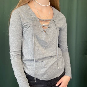 Tröja med snörning framtill NLY TREND XS - Grå, mysig tröja från Nelly.com (NLY TREND), i strl. XS. Begagnad i gott skick.