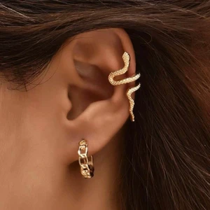 Örhängen - Följ mig på TikTok: 7billionstore 