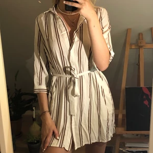 Klänning Mango - en randig klänning som både kan bäras men ett band runt midjan eller utan, snyggt oavsett!! jätte skön och lufig men inte genomskinlig 🤍🤎