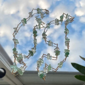 Halsband!!! - Här är två handgjorda halsband, av metall och fina grönblåa glaspärlor! Spännet är försilvrat och frakten ingår i priset🤝❤️ poppis, så passa på!!! ;)                                                                                 ————————————————————————— Jag kan göra specialbeställda smycken, det är bara att höra av dig❤️🌟 ————————————————————————— Kika gärna in min profil, säljer en massa olika handgjorda smycken💃🏼 bästa pressenttipset ;)  1: 150kr    2: 250kr