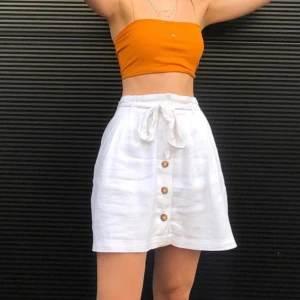 Vit kjol - En vanlig fin vit kjol med FICKOR (hur underbart😍)