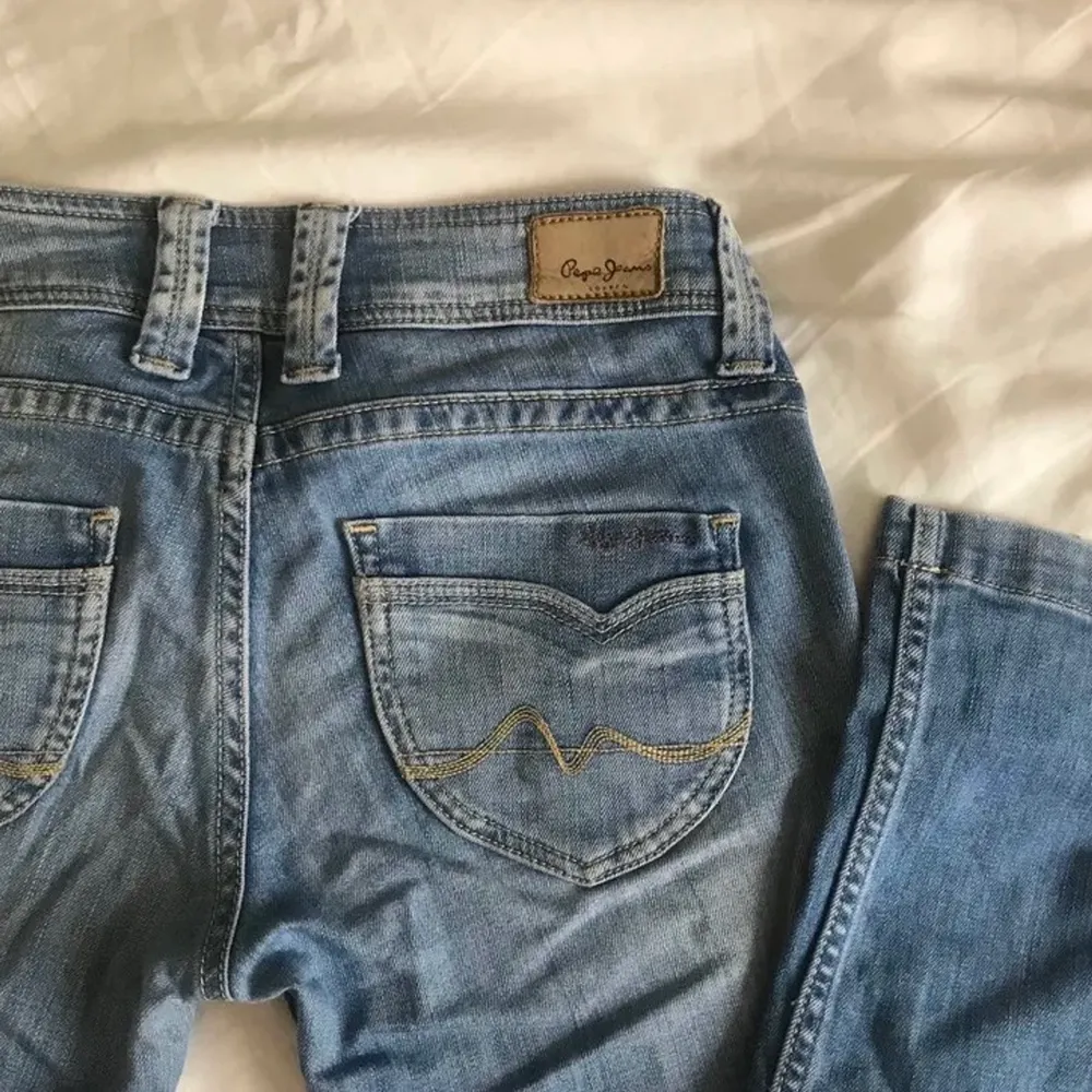Säljer nu dessa super snygga lågmidjade jeansen som tyvärr är lite försmå för mig därav att det inte kommer till någon användning tyvärr. Säljer för 400kr inklusive frakt❤️. Jeans & Byxor.