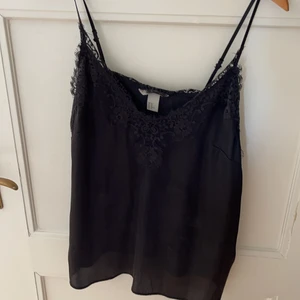 Svart spetslinne - Simpelt men superfint linne från HM som tyvärr inte används längre. Använts ett antal gånger men superfint skick fortfarande. 