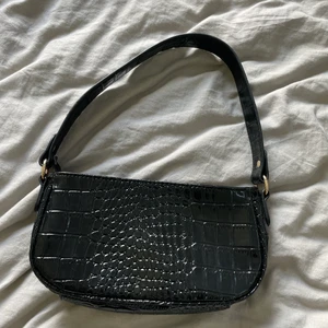 Svart väska  - Fin väska från Shein i mycket bra skick. Säljer då den inte kommer till användning! Frakt tillkommer🌸