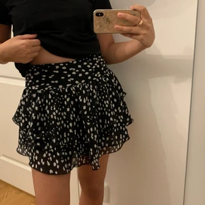 Volangkjol - Säljer nu en av mina absolut favorit kjolar! Den är i storlek 34 men passar även mig som oftast är en 36a. Köparen står för frakten💕