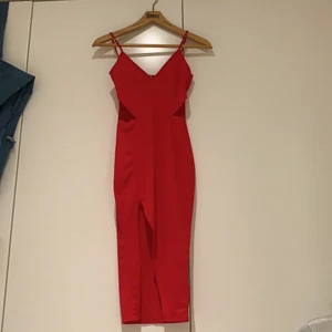 Röd klänning - Klänning från Boohoo, super fin men kommer inte till användning. Använd 1 gång. 