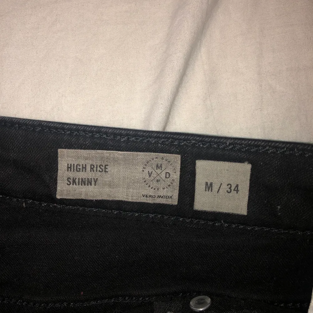 Säljer ett par svarta High Rise Skinny jeans ifrån Vero Moda som är i storleken M/34. Använda ett par gången. Frakt tillkommer . Jeans & Byxor.