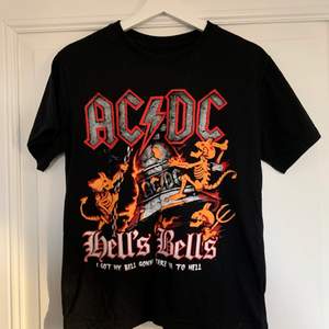 Säljer denna coola AC/DC tröjan som jag tyvärr inte vet vart den kommer ifrån. Den kommer tyvärr inte till användning längre. Storlek S🖤 (frakt tillkommer utöver priset)