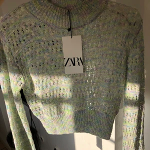 Zara topp - 💓intressekoll💓 Säljer denna slutsålda och oanvända stickade toppen från zara. Jätte söt men har tyvärr inte kommit till användning. Storlek s. Skriv vid intresse🥰