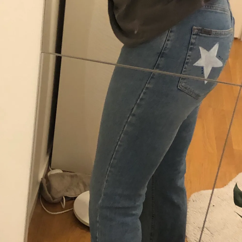 Säljer ett par ” egendesignade” lowwaisted jeans med slits nedtill! Är tyvärr en liten blå fläck i rumpan ( syns på bild ett) men är inget som syns tydligt när man har dem på sig!! Skriv för frågor eller mer bilder!!⭐️⚡️. Jeans & Byxor.