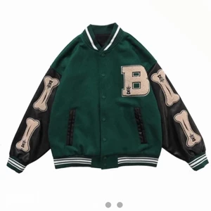 Varsity jacka, Collegejacka - Säljer denna super populära collegejackan (varsity jacket) då den tyvärr kommit till för lite användning. Använd ett fåtal gånger men skulle säga att den är som i nyskick. Jackan är i storlek M men passar nog även S och XS beroende på hur man vill ha passformen. Köparen står för frakt! Tveka inte på att höra av dig om vidare frågor eller bilder❤️ Säljer endast till bra pris!