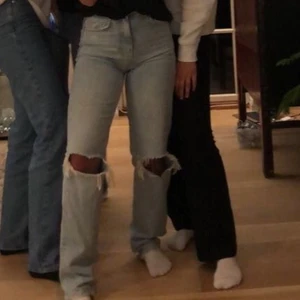 Jeans  - Snygga jeans med bra passform från Gina Tricot! Med slitningar vid knäna ❤️‍🔥 