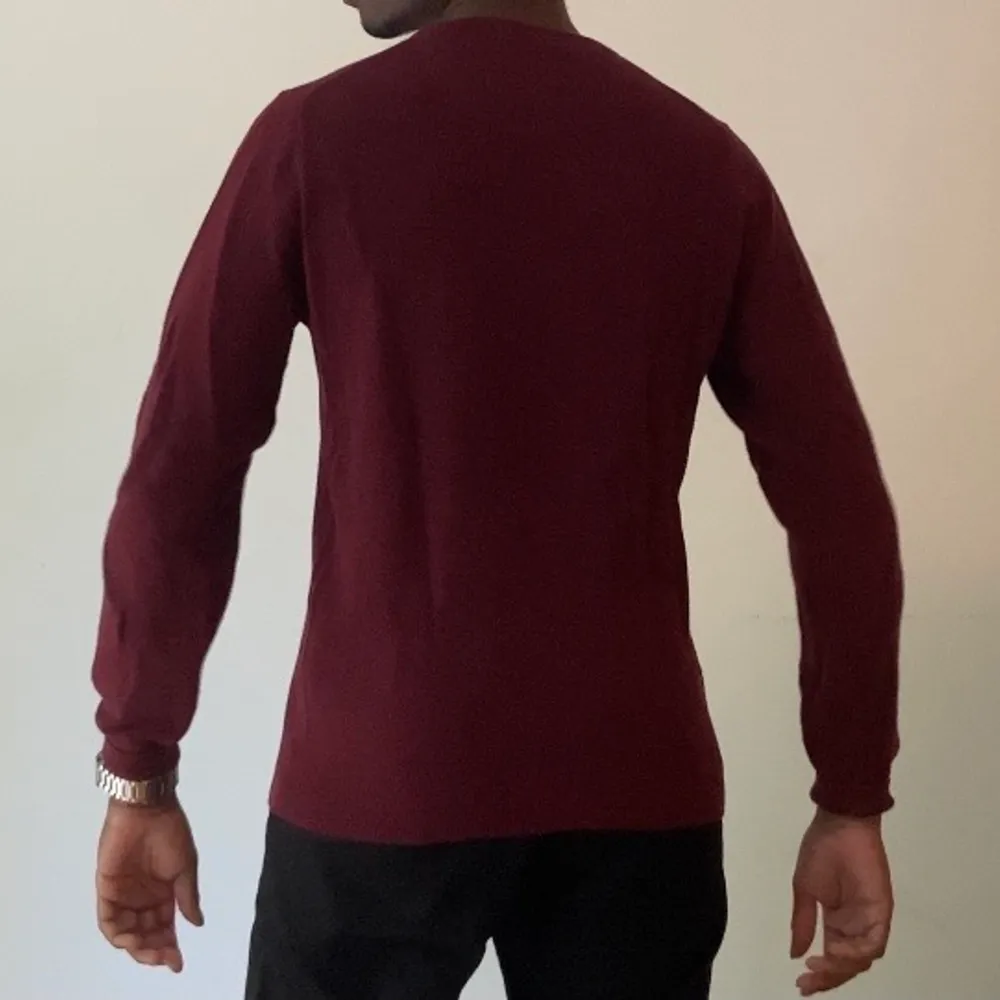 En vinröd stickad tröja från Gant i storlek M. Stickat.