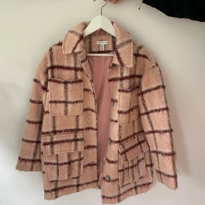 Rutig kappa  - Så fin kappa från topshop! Nästan inte använd, så den är i väldigt bra skick! Skriv om ni vill ha fler bilder! 