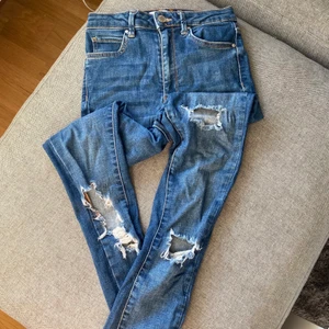 Perfect jeans från Gina tricot  - Strl. 34, använda men bra skick. Säljs pga för små