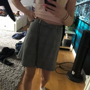 Kjol - Jättesnygg old school kjol med gula detaljer. storlek 152 men passar en xs/s också👍🏻💗