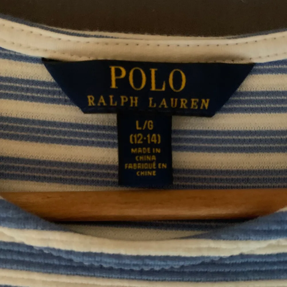  En super fin randig Polo Ralph Lauren klänning den är en blå och vit. Den har använts 1 gång men tyvärr så har den blivit för liten, men den är i ett nytt skick. . Klänningar.