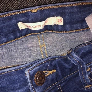 Levis jeans strl 26 - Supersnygga jeans från Levis. Fint skick. Strl 26/30. I en tight och stretchig passform.   Nypris 1100 kr.   SNABB Leverans = Du får leverans till dig senast 3 vardagar efter det att jag mottagit din betalning.   Betalningen ska vara mig tillhanda senast 3 dagar efter avslutad auktion.