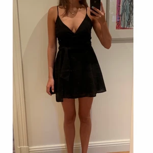Svart minklänning - Svart miniklänning med band i midjan, från nakd i storlek 36!