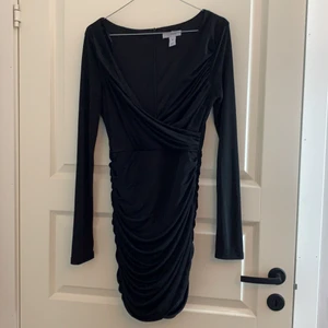 Svart omlottklänning - Väldigt fin omlottklänning. Använd 1 gång, och det gjorde succé 😉