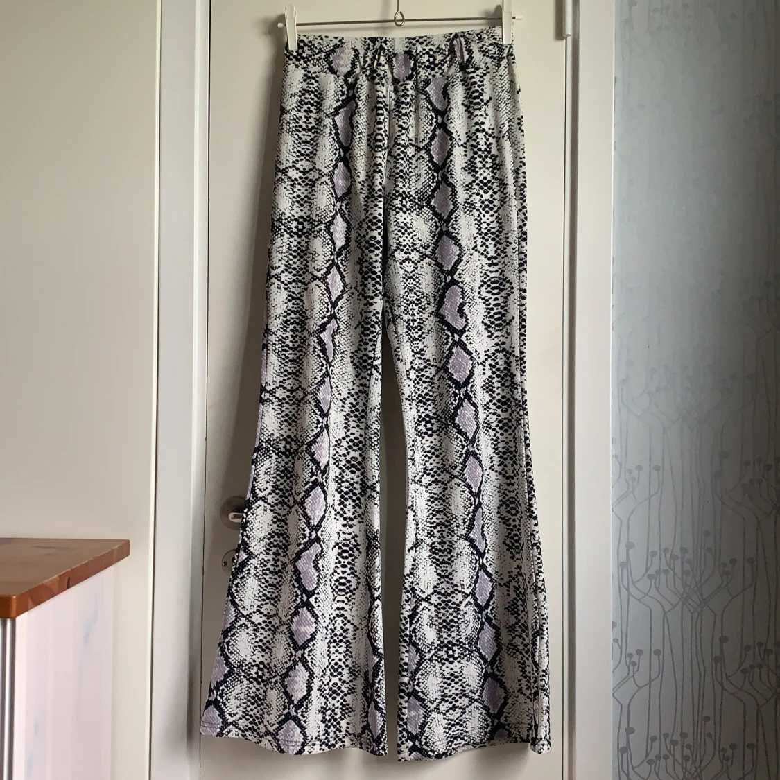 Ormskinnsmönster byxor - 90