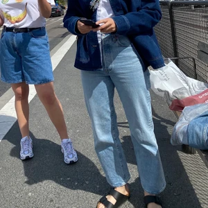 Levis Ribcage Straight Ankle Middle Road - Jeans från Levis! Supersnygg tvätt i en kortare modell. Tyvärr blivit för stor på mig så har inte hunnit använda de ens. Använda max 5 gånger därav priset. Skickar spårbart! Pris inkl frakt. Är 170 lång för jämförelser 