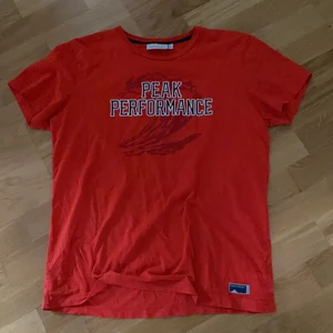 Peak Performance t-shirt - Jätte skön t-shirt i storlek XL men skulle mer säga att de är en M/L