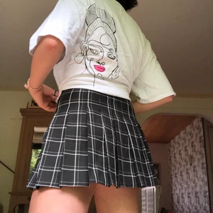 Danny Saucedo x NaKd T-shirt stl S - Säljer denna fräscha T-shirten från Danny Saucedos kollektion med Na-kd. Tröjan är köpt i butik i November 2019 för ca 200-300kr (lite oklart) och är knappt använd då jag inte gillar plaggets passform🧐  tröjan är storlek S men den är något oversized så även M funkar prima🤠 inga fläckar eller andra skavanker utan den är i toppskick:)) frakten ingår i priset!!<3