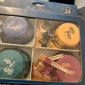 Harry Potter Cupcake accessoarer  - Supersöta muffins/cupcake formar från sci-fi bokhandeln. Köpta för 179 kr men då de inte har kommit till användning så säljer jag de för 40 kr. 