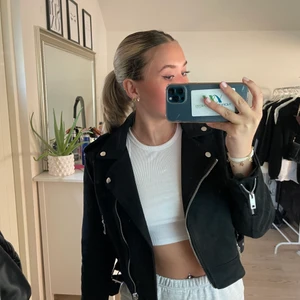 Zara jacka  - Super fin jacka från Zara, som tyvärr måste säljas då jag inte får användning av den. Jackan är i ett mocka liknande material. Storlek M perfekt nu till hösten verkligen 