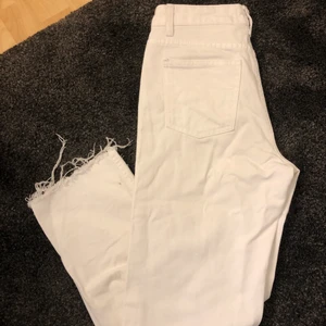 Nakd jeans vita stl 36 - Raka vita jeans som är lite kortare, dom slutar ungefär vid ankeln. Knappt använda då dom va lite små på mig💗 frakten står du får (60kr)🥰