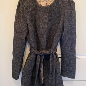 Tiger of Sweden kappa  - Höstkappa från Tiger i storlek 34. Använd men har mycket kvar att ge. True to size. Kan mötas i Sthlm alternativt skickas men posten. 